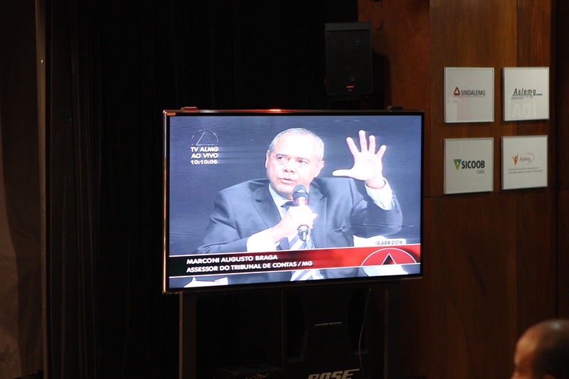 Imagem da transmissão ao vivo do programa dentro doTeatro da Assembleia (Foto: Karina Camargos Coutinho)